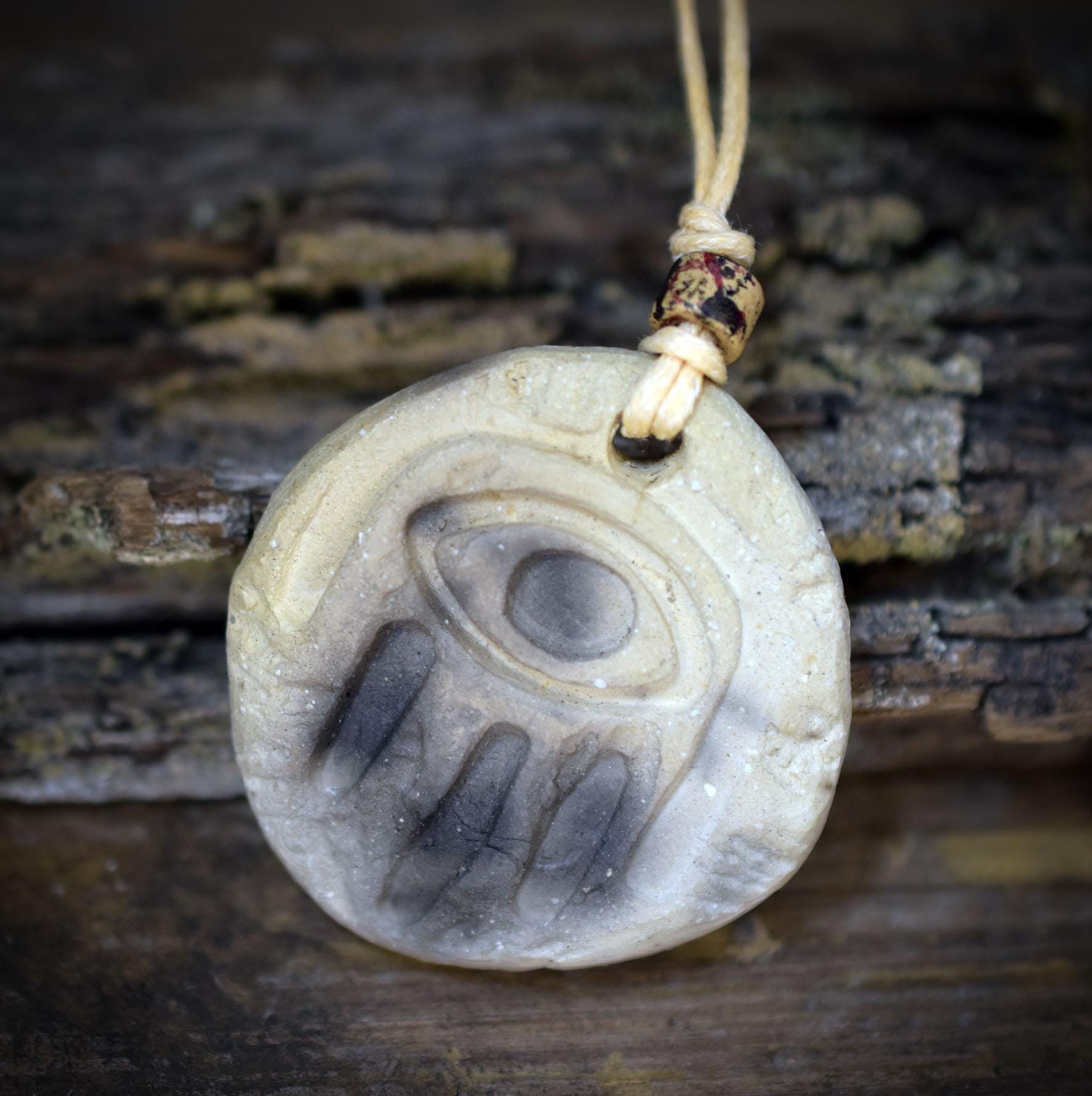 Amulett Hand der Fatima aus Rauchbrandton, Hamsa Schutzsymbol handgefertigt, Spiritueller Schmuck an Baumwollband, Unikat 16g