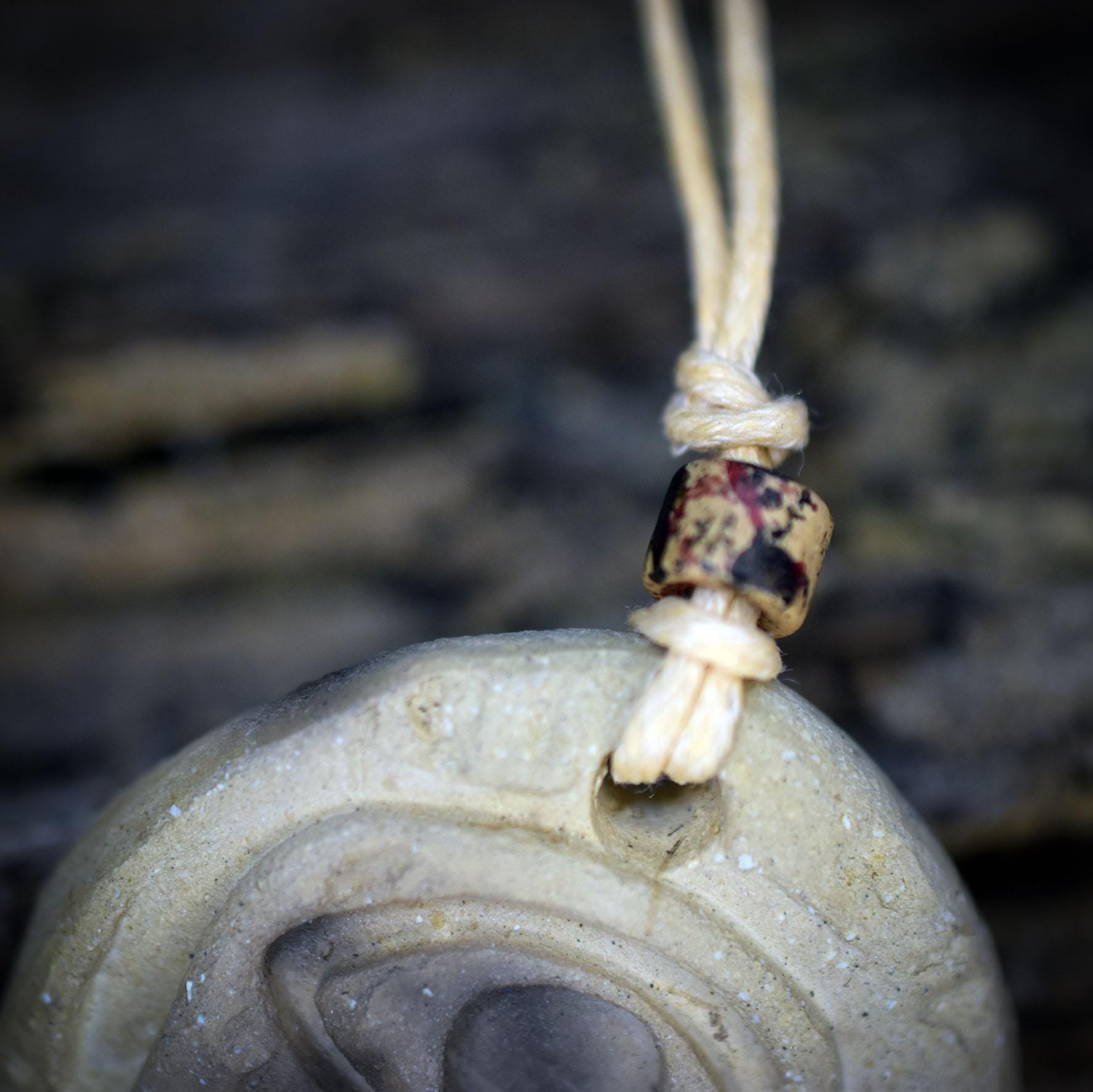 Amulett Hand der Fatima aus Rauchbrandton, Hamsa Schutzsymbol handgefertigt, Spiritueller Schmuck an Baumwollband, Unikat 16g AMU084