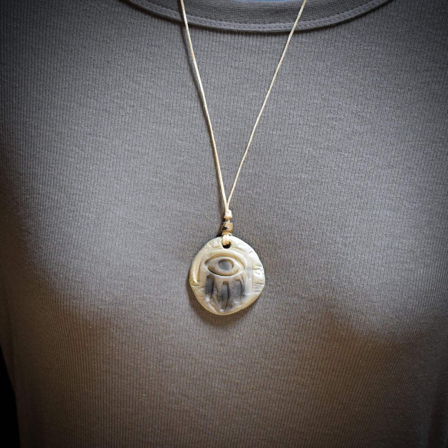 Amulett Hand der Fatima aus Rauchbrandton, Hamsa Schutzsymbol handgefertigt, Spiritueller Schmuck an Baumwollband, Unikat 16g