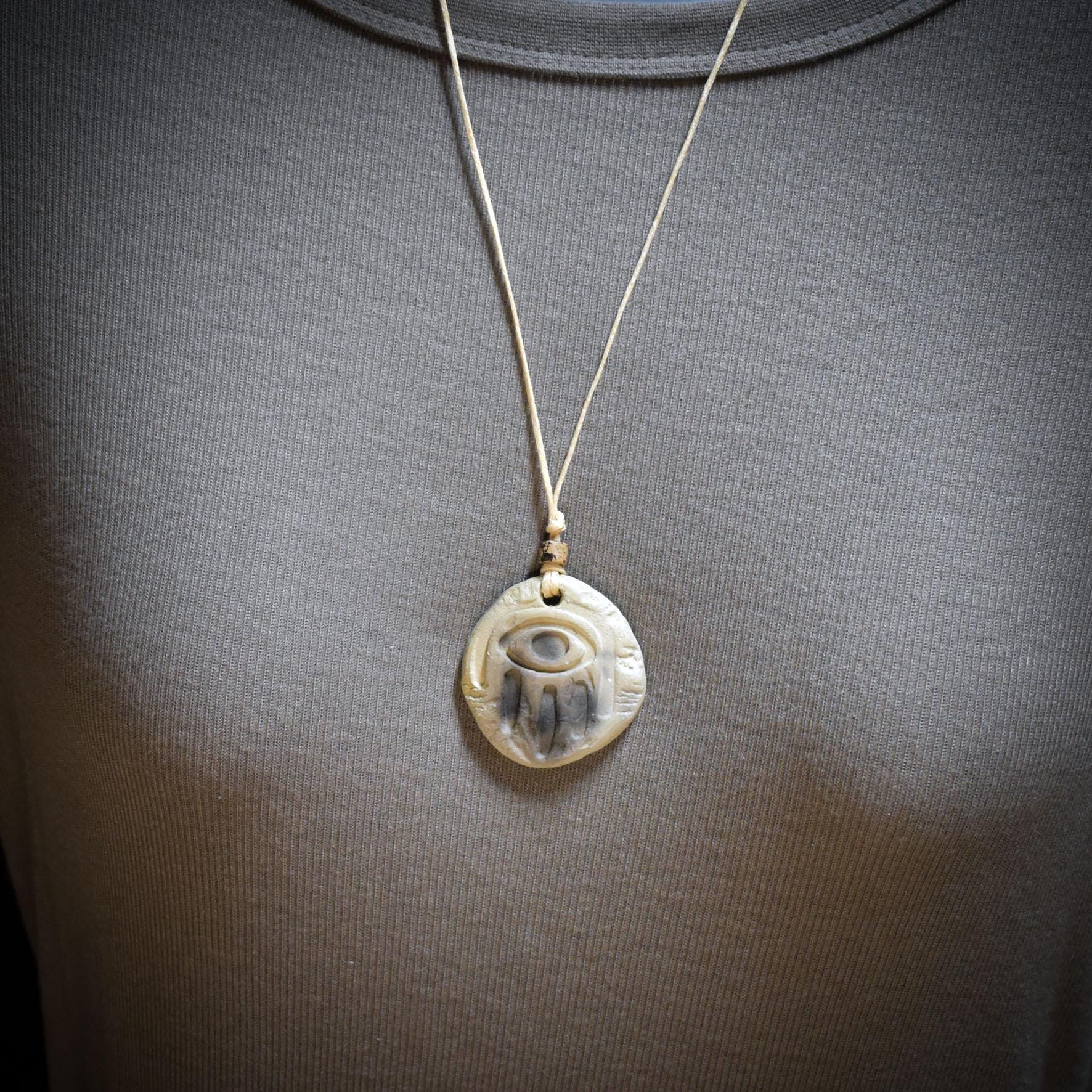 Amulett Hand der Fatima aus Rauchbrandton, Hamsa Schutzsymbol handgefertigt, Spiritueller Schmuck an Baumwollband, Unikat 16g