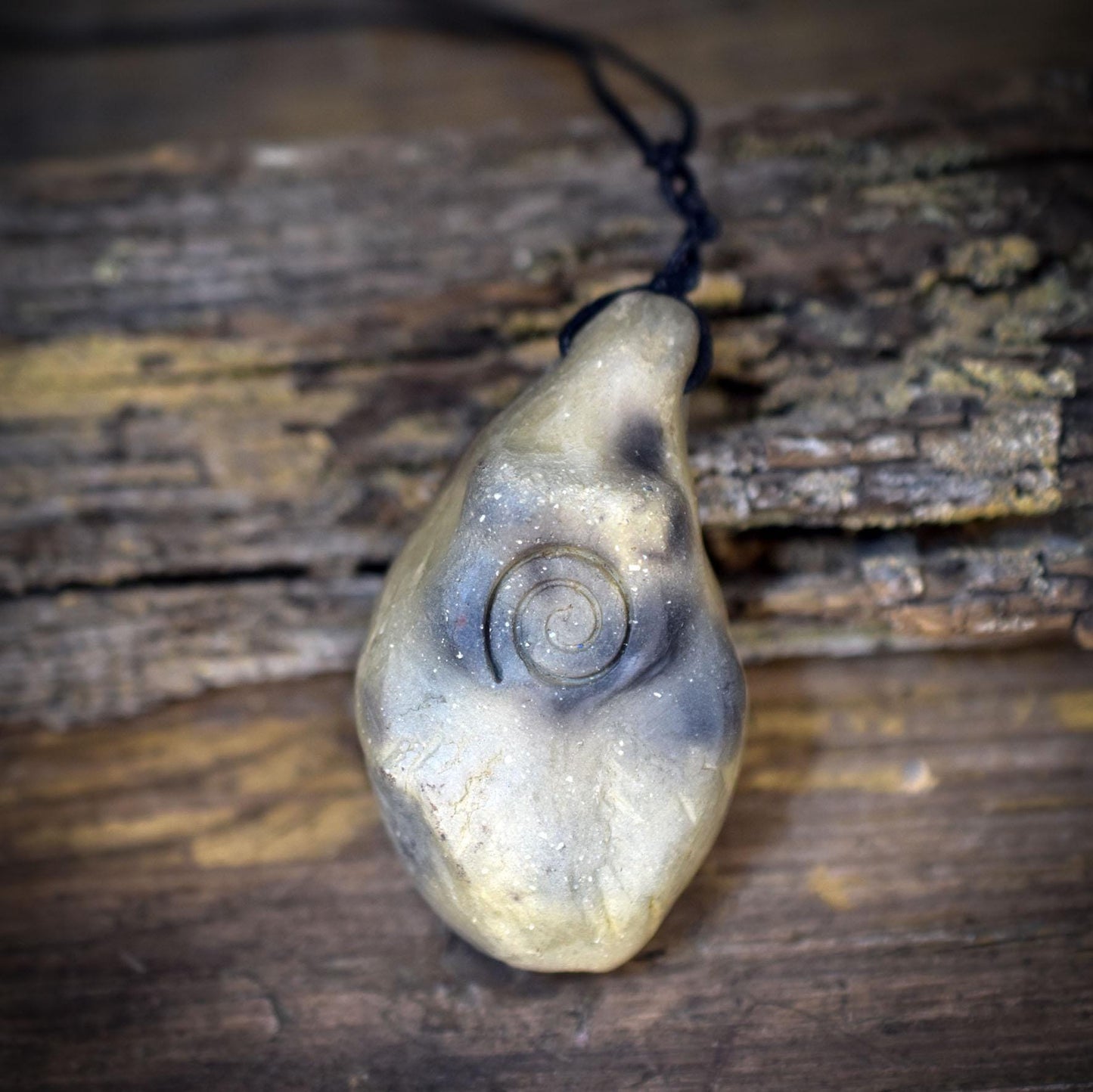 Göttin Amulett mit Lebensspirale, Rauchbrandton Anhänger handgefertigt, Spiritueller Frauenschmuck, Unikat Kraftobjekt 34g AMU085