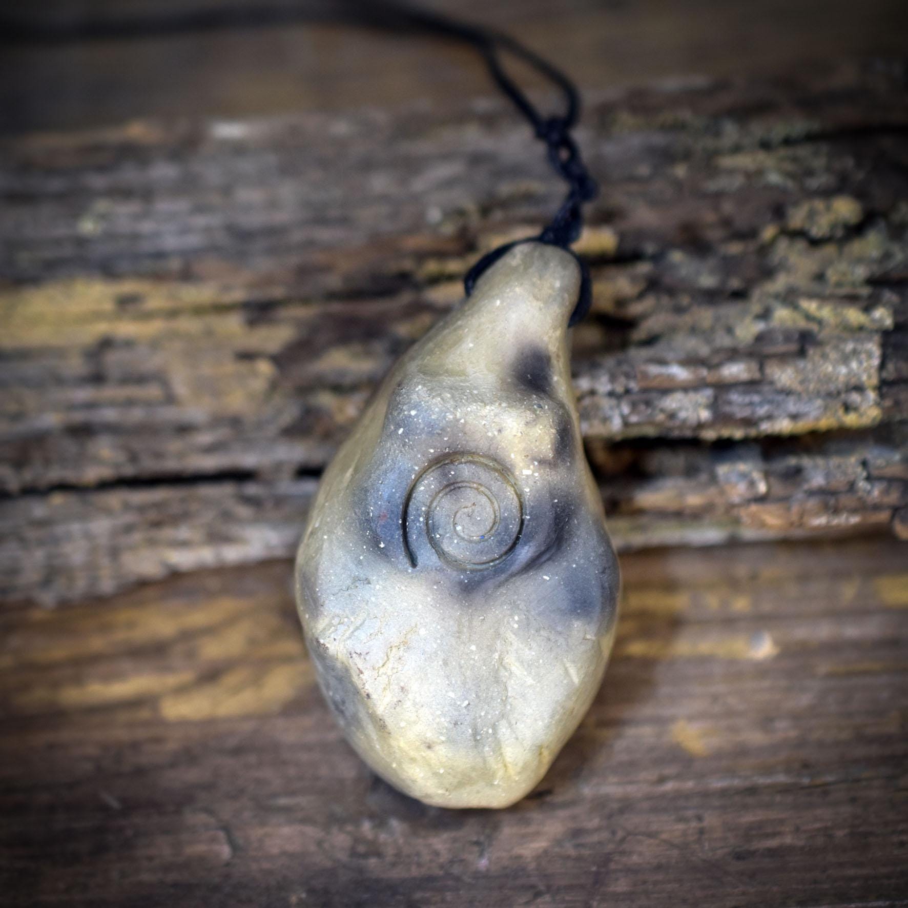 Göttin Amulett mit Lebensspirale, Rauchbrandton Anhänger handgefertigt, Spiritueller Frauenschmuck, Unikat Kraftobjekt 34g AMU085
