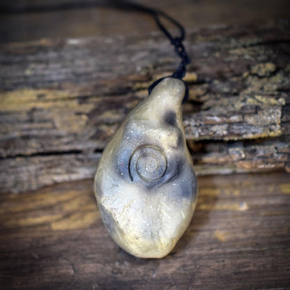 Göttin Amulett mit Lebensspirale, Rauchbrandton Anhänger handgefertigt, Spiritueller Frauenschmuck, Unikat Kraftobjekt 34g AMU085