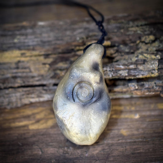 Göttin Amulett mit Lebensspirale, Rauchbrandton Anhänger handgefertigt, Spiritueller Frauenschmuck, Unikat Kraftobjekt 34g AMU085