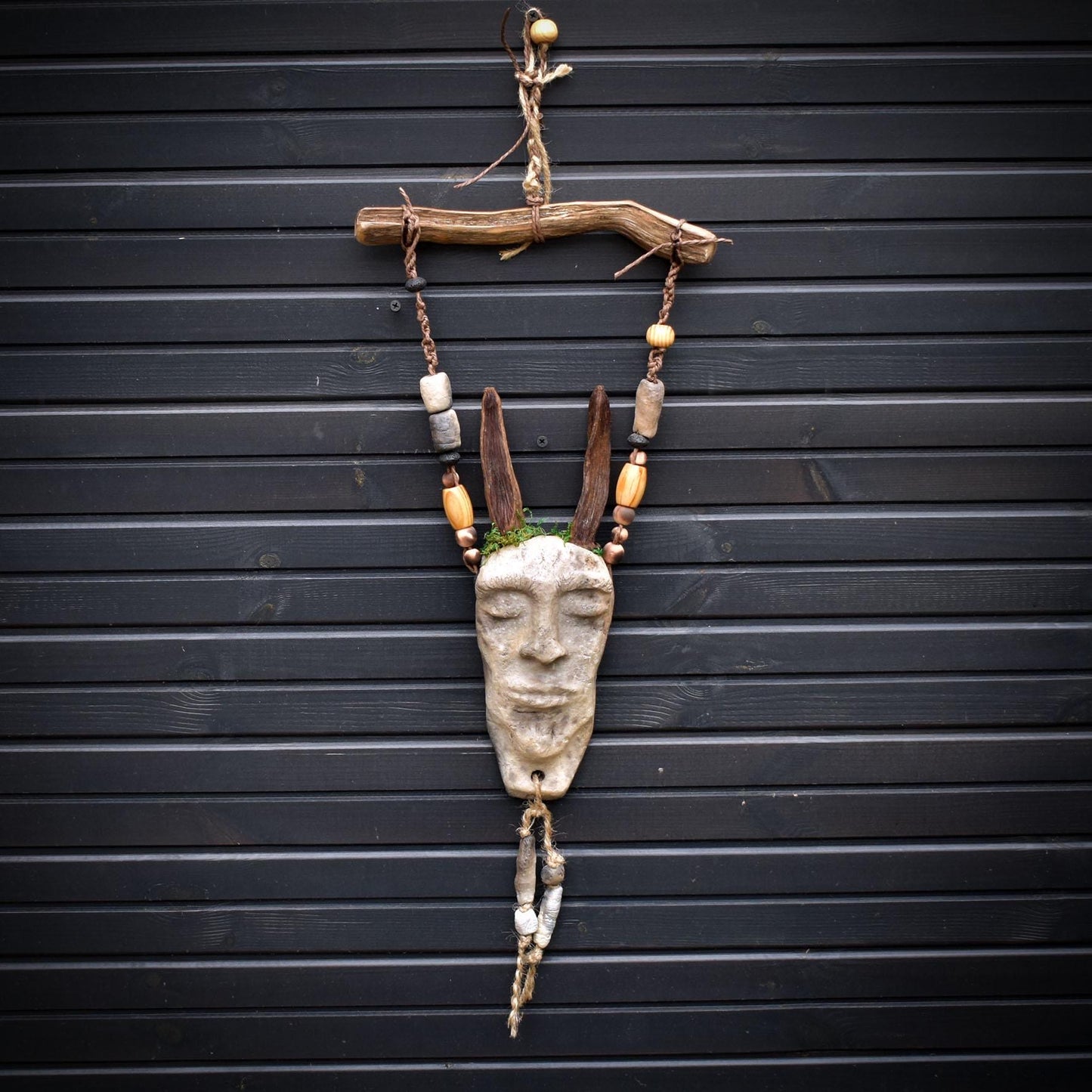 Wandbehang Hüter des Waldes aus Rauchbrandton, Schamanische Wanddeko Sero Nails, Naturkunst Maske, Unikat 68cm 1,3kg HEX042
