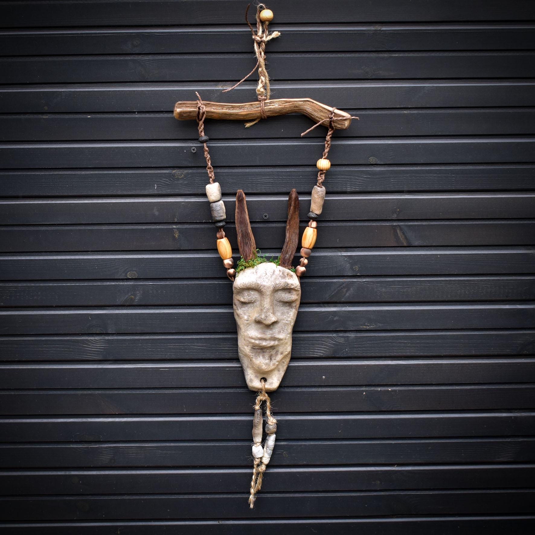 Wandbehang Hüter des Waldes aus Rauchbrandton, Schamanische Wanddeko Sero Nails, Naturkunst Maske, Unikat 68cm 1,3kg HEX042