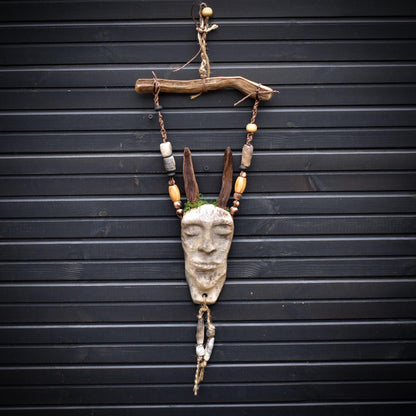 Wandbehang Hüter des Waldes aus Rauchbrandton, Schamanische Wanddeko Sero Nails, Naturkunst Maske, Unikat 68cm 1,3kg HEX042