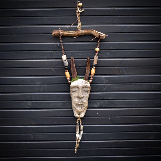 Wandbehang Hüter des Waldes aus Rauchbrandton, Schamanische Wanddeko Sero Nails, Naturkunst Maske, Unikat 68cm 1,3kg HEX042