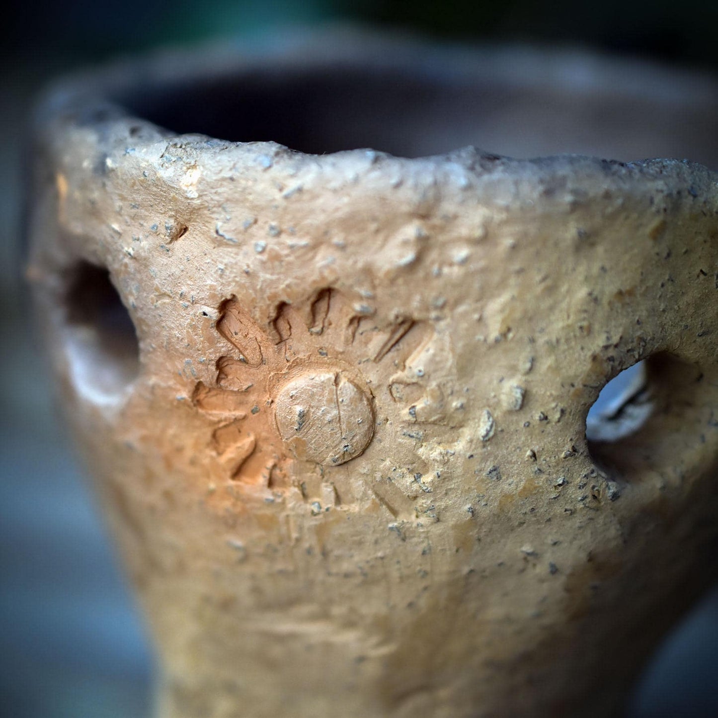 Räucherkelch Keramik mit Salbei Smudge Stick, archaisches Räuchergefäß für Kohle & Kräuter, Litha Sonnwend Altar Deko RÄG074
