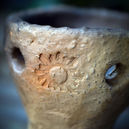 Räucherkelch Keramik mit Salbei Smudge Stick, archaisches Räuchergefäß für Kohle & Kräuter, Litha Sonnwend Altar Deko RÄG074
