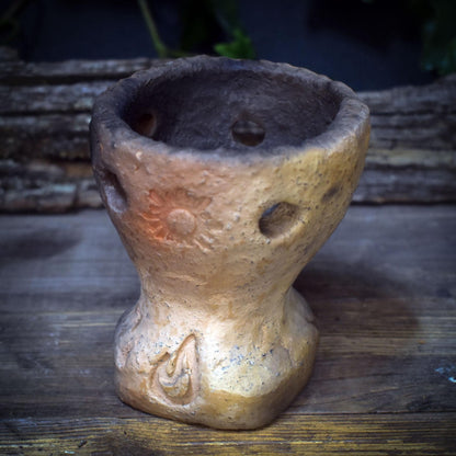 Räucherkelch Keramik mit Salbei Smudge Stick, archaisches Räuchergefäß für Kohle & Kräuter, Litha Sonnwend Altar Deko RÄG074