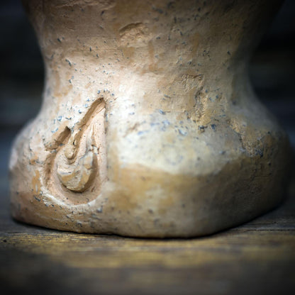 Räucherkelch Keramik mit Salbei Smudge Stick, archaisches Räuchergefäß für Kohle & Kräuter, Litha Sonnwend Altar Deko RÄG074