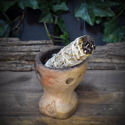 Räucherkelch Keramik mit Salbei Smudge Stick, archaisches Räuchergefäß für Kohle & Kräuter, Litha Sonnwend Altar Deko RÄG074