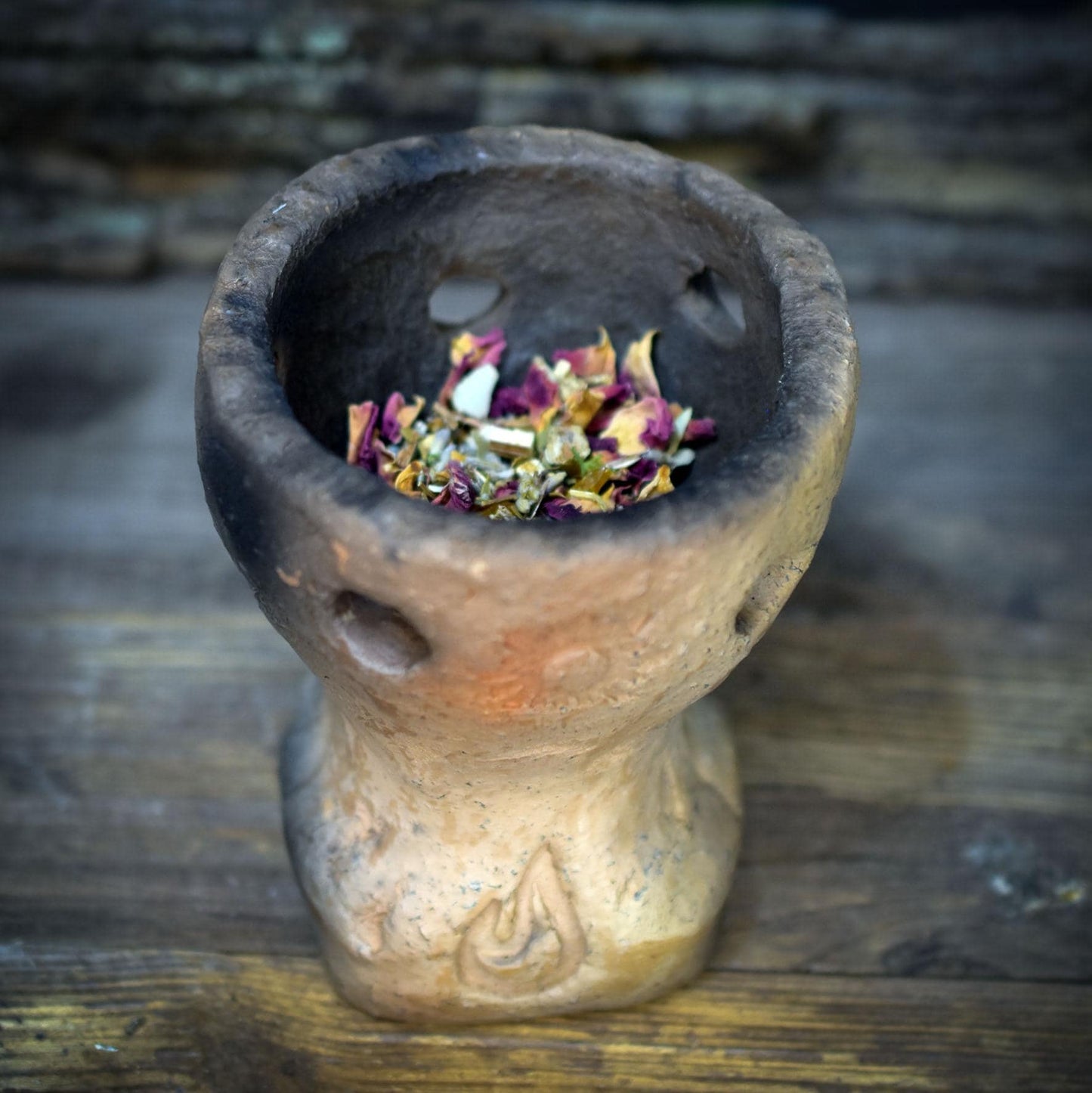 Räucherkelch Keramik mit Salbei Smudge Stick, archaisches Räuchergefäß für Kohle & Kräuter, Litha Sonnwend Altar Deko RÄG074