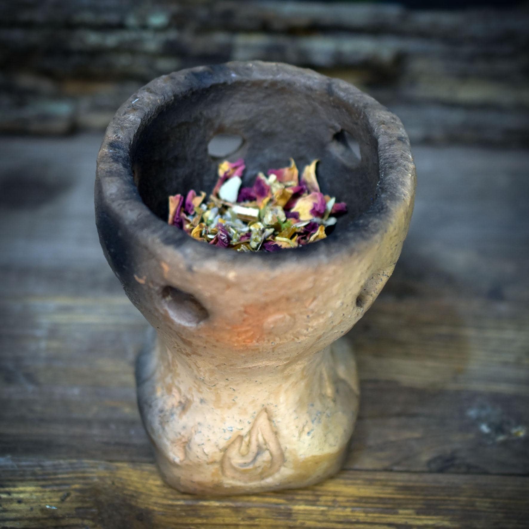 Räucherkelch Keramik mit Salbei Smudge Stick, archaisches Räuchergefäß für Kohle & Kräuter, Litha Sonnwend Altar Deko RÄG074