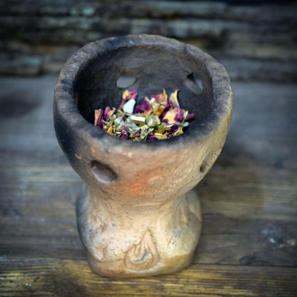 Räucherkelch Keramik mit Salbei Smudge Stick, archaisches Räuchergefäß für Kohle & Kräuter, Litha Sonnwend Altar Deko RÄG074