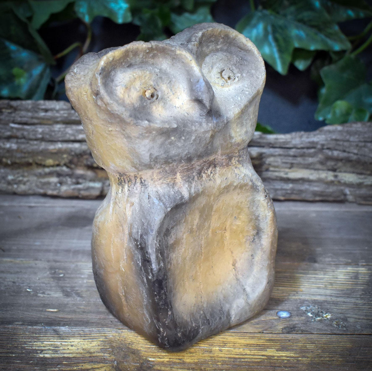 Eule Skulptur aus Keramik, archaisches Krafttier Eule handgemacht, Eulenfigur aus Ton für den Altar, spirituelle Deko