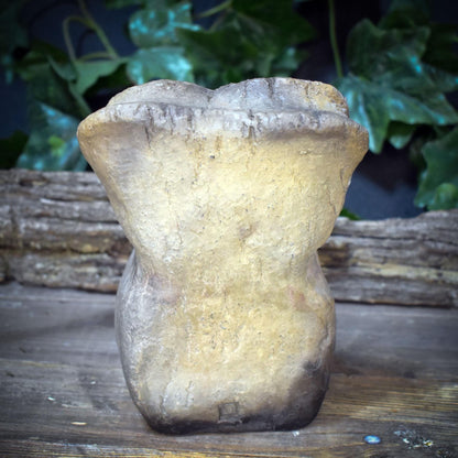 Eule Skulptur aus Keramik, archaisches Krafttier Eule handgemacht, Eulenfigur aus Ton für den Altar, spirituelle Deko
