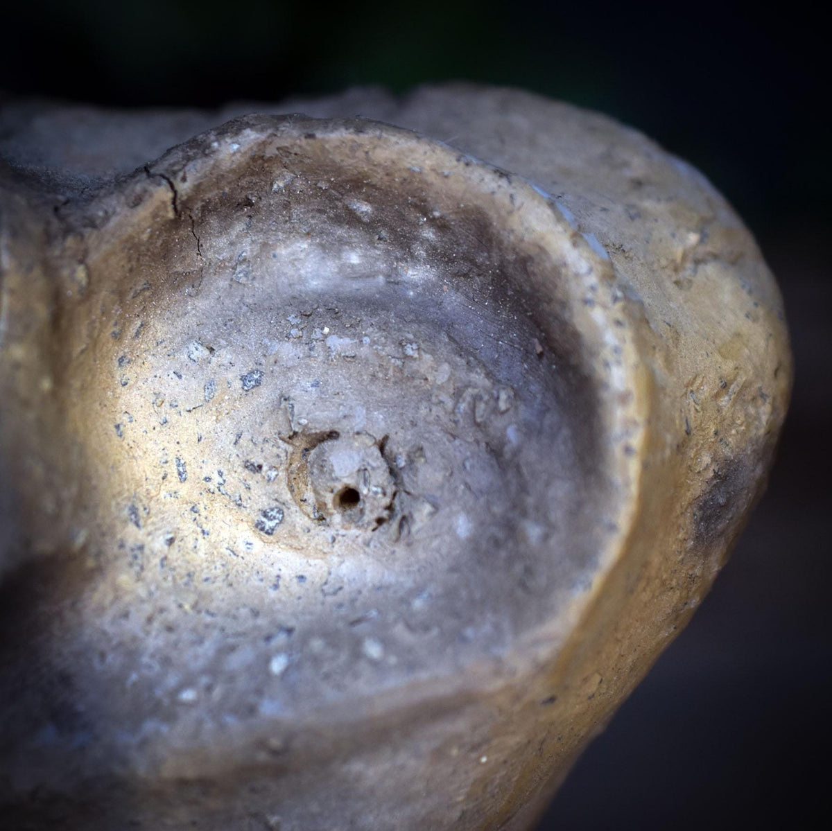 Eule Skulptur aus Keramik, archaisches Krafttier Eule handgemacht, Eulenfigur aus Ton für den Altar, spirituelle Deko