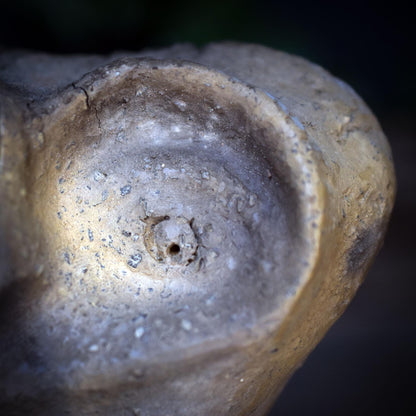 Eule Skulptur aus Keramik, archaisches Krafttier Eule handgemacht, Eulenfigur aus Ton für den Altar, spirituelle Deko