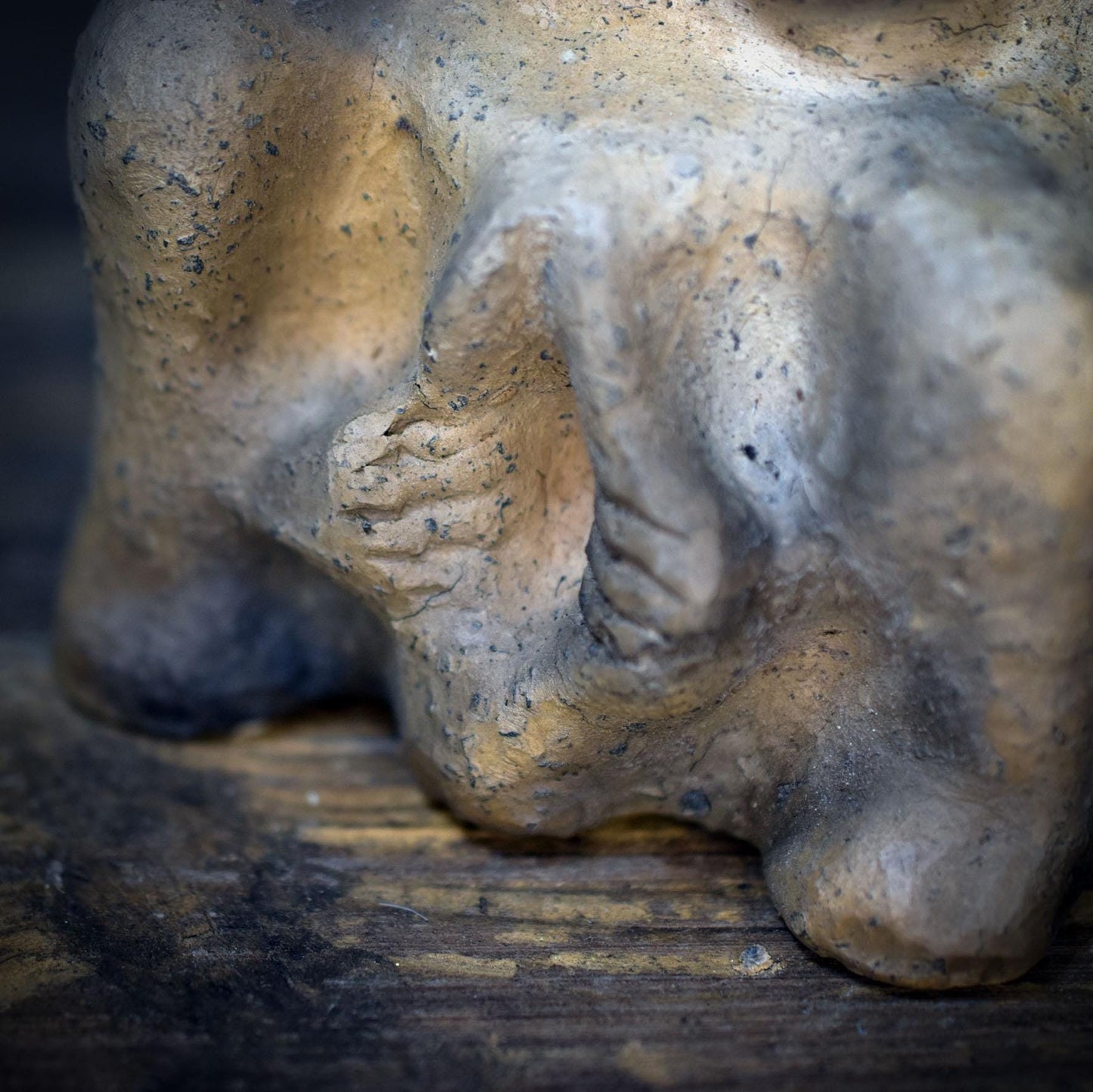 Sheela na Gig Skulptur Ton, keltische Göttin Figur, sitzende Fruchtbarkeitsgöttin handgemacht, archaische Altar Deko SKU273