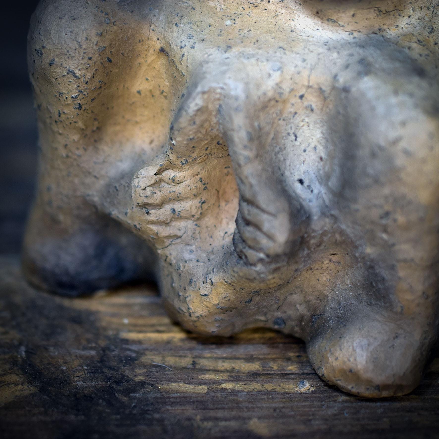 Sheela na Gig Skulptur Ton, keltische Göttin Figur, sitzende Fruchtbarkeitsgöttin handgemacht, archaische Altar Deko SKU273
