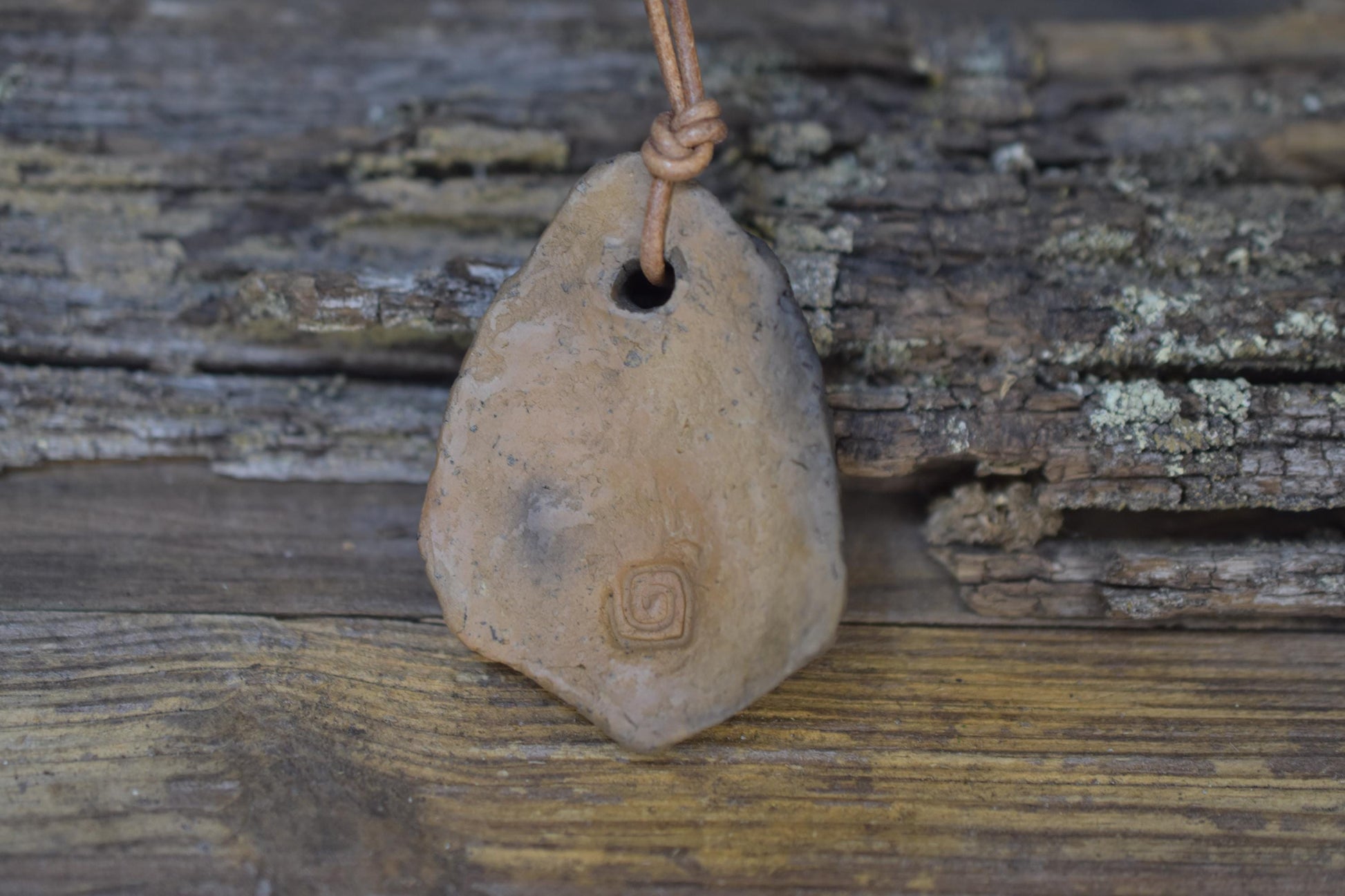 Eule Amulett aus Ton mit Lederband, Krafttier Kette handgemacht, archaischer Glücksbringer, spiritueller Eulen Talisman AMU087