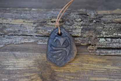 Eule Amulett aus Ton mit Lederband, Krafttier Kette handgemacht, archaischer Glücksbringer, spiritueller Eulen Talisman AMU087
