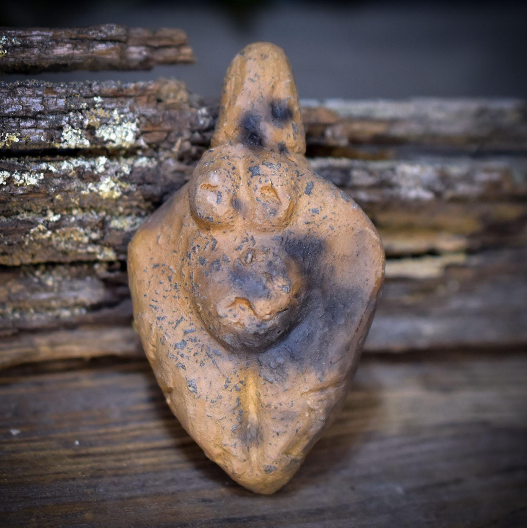 Taschengöttinnen aus Rauchbrandton – archaische Begleiterinnen für Schutz & innere Verbindung - TGS001