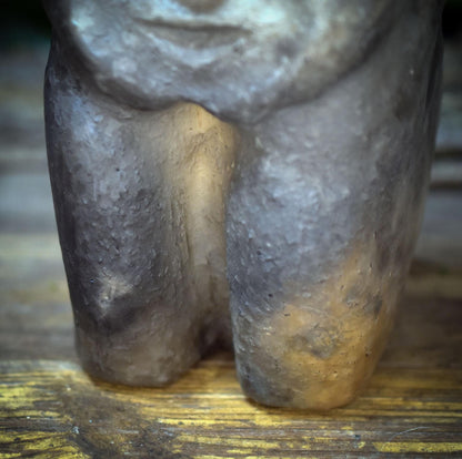 Baubo Skulptur aus Ton, Archaische Frauenfigur, Mythologische Keramik, Spirituelle Erdgöttin, Handgefertigtes Unikat für den Altar