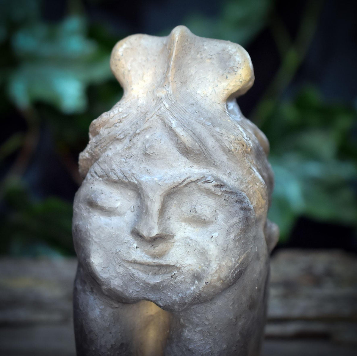 Baubo Skulptur aus Ton, Archaische Frauenfigur, Mythologische Keramik, Spirituelle Erdgöttin, Handgefertigtes Unikat für den Altar