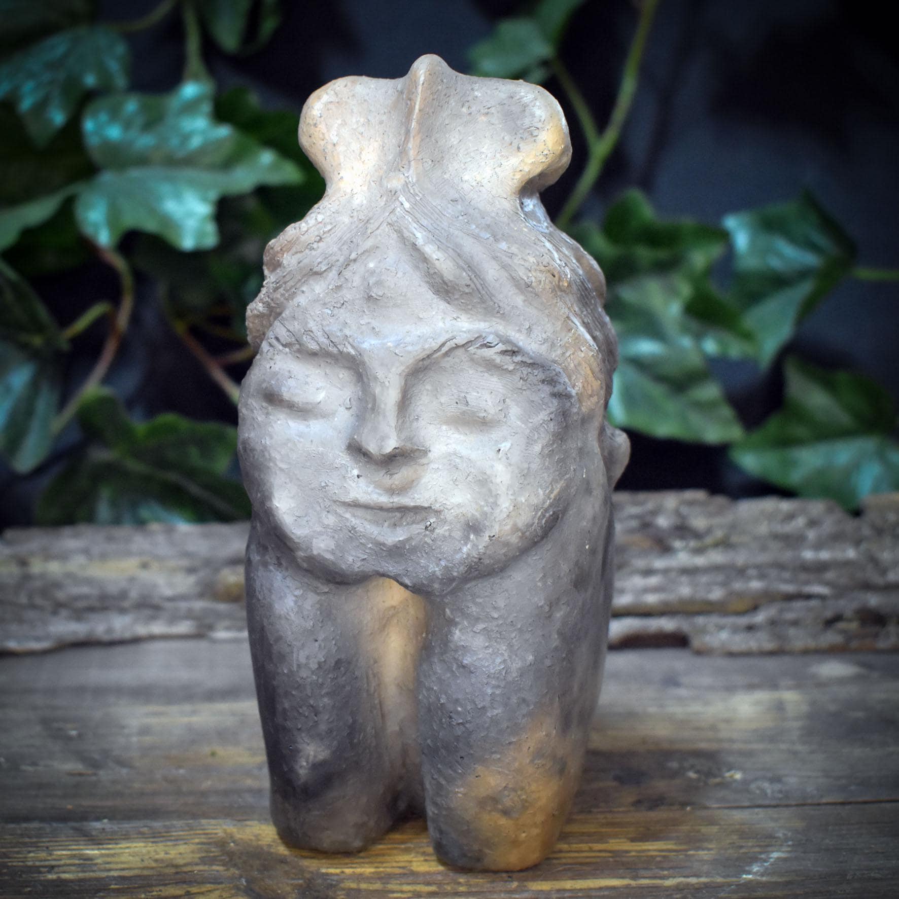 Baubo Skulptur aus Ton, Archaische Frauenfigur, Mythologische Keramik, Spirituelle Erdgöttin, Handgefertigtes Unikat für den Altar SKU287