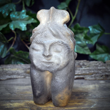 Baubo Skulptur aus Ton, Archaische Frauenfigur, Mythologische Keramik, Spirituelle Erdgöttin, Handgefertigtes Unikat für den Altar