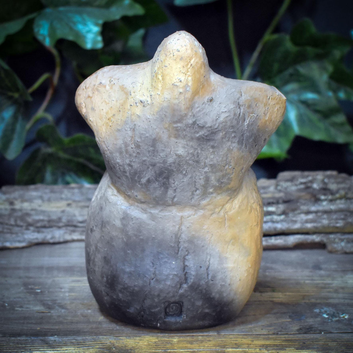 Göttinnen Skulptur mit Ammonit, Archaische Frauenfigur aus Ton, Spirituelle Erdgöttin, Urzeit Symbolik, Handgefertigtes Unikat