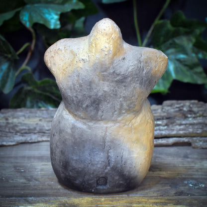 Göttinnen Skulptur mit Ammonit, Archaische Frauenfigur aus Ton, Spirituelle Erdgöttin, Urzeit Symbolik, Handgefertigtes Unikat