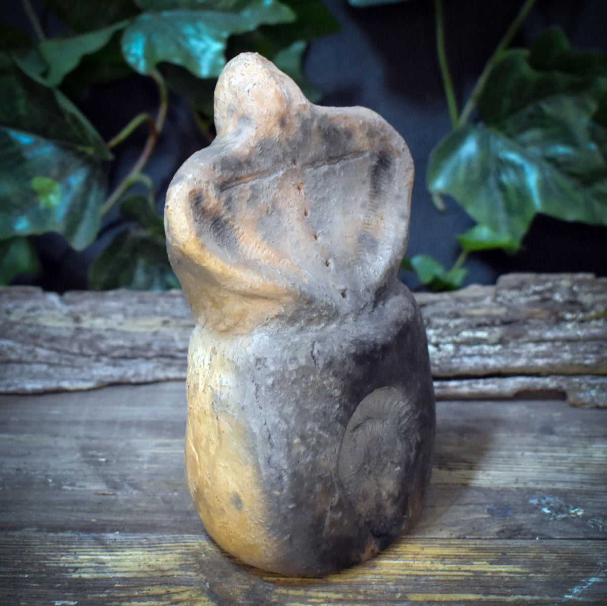Göttinnen Skulptur mit Ammonit, Archaische Frauenfigur aus Ton, Spirituelle Erdgöttin, Urzeit Symbolik, Handgefertigtes Unikat