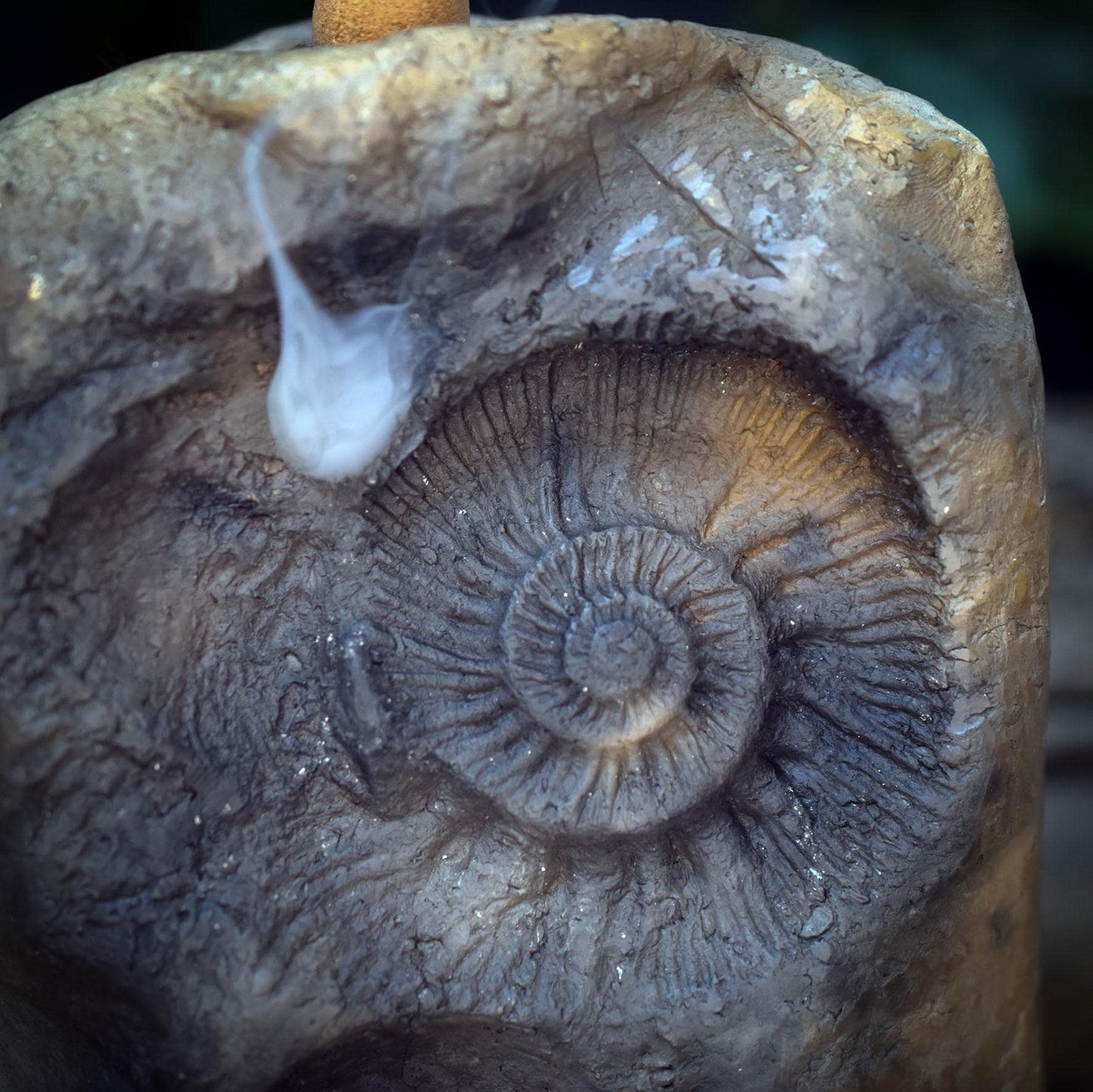 Rückfluss Räucherhalter mit Ammonit, Archaischer Räucherkegelhalter aus Ton, Muschel Relief, Wasserfall Rauch, Ritual Kunst RÄH064