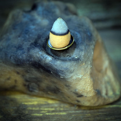 Yoni Rückfluss Räucherhalter aus Ton, Wasserfall Räucherkegelhalter mit Ammonit, Archaische Göttinnen Kunst, Ritualbedarf RÄH065