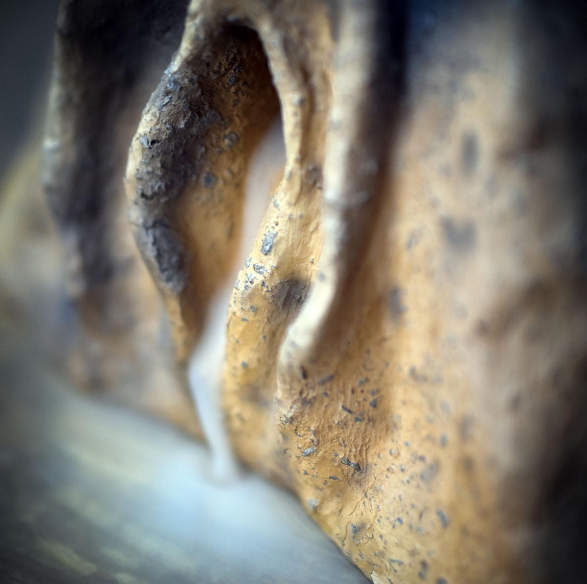 Yoni Rückfluss Räucherhalter aus Ton, Wasserfall Räucherkegelhalter mit Ammonit, Archaische Göttinnen Kunst, Ritualbedarf