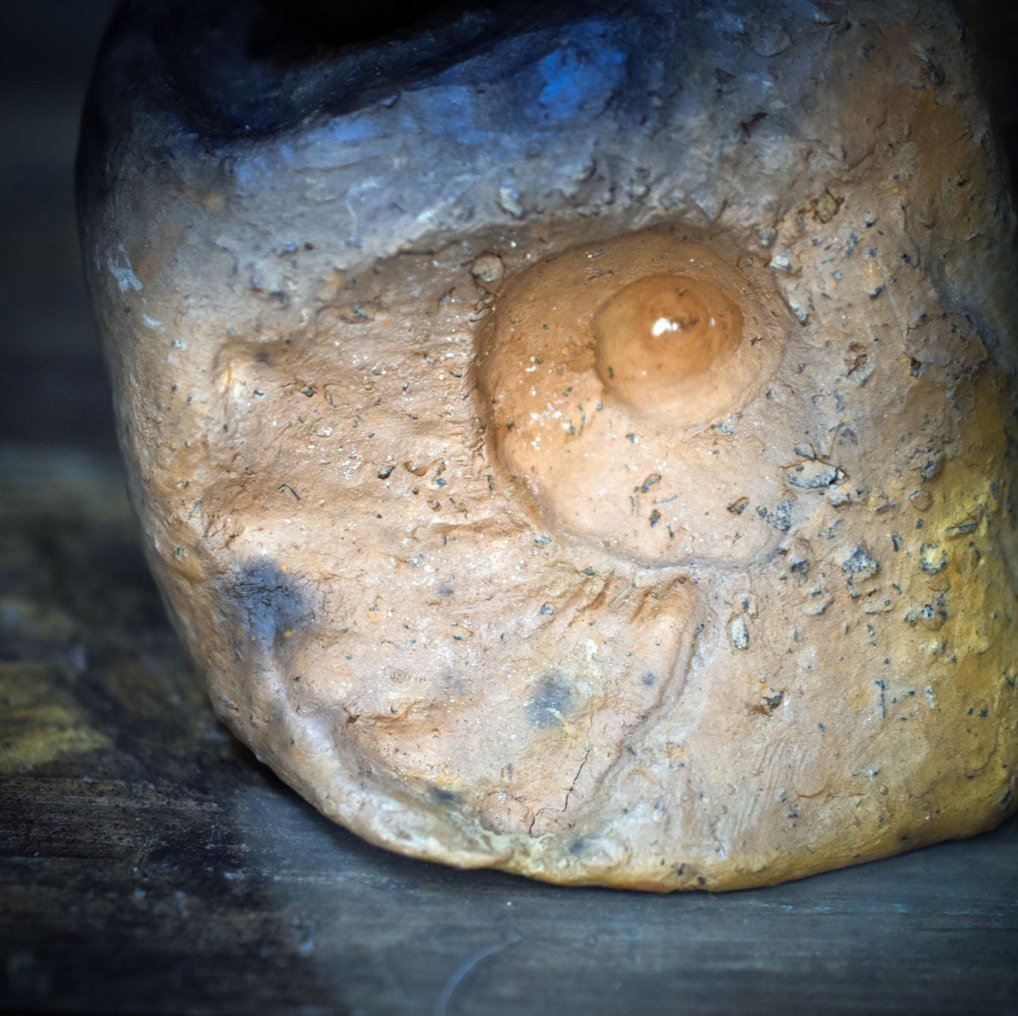 Yoni Rückfluss Räucherhalter aus Ton, Wasserfall Räucherkegelhalter mit Ammonit, Archaische Göttinnen Kunst, Ritualbedarf RÄH065