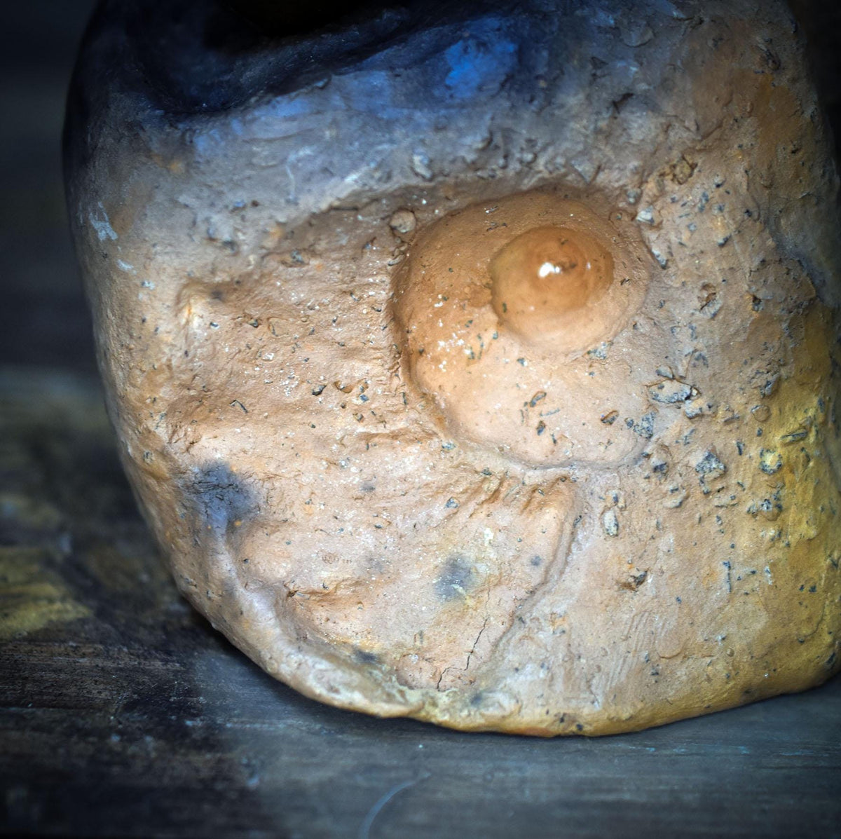 Yoni Rückfluss Räucherhalter aus Ton, Wasserfall Räucherkegelhalter mit Ammonit, Archaische Göttinnen Kunst, Ritualbedarf