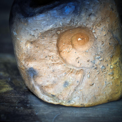 Yoni Rückfluss Räucherhalter aus Ton, Wasserfall Räucherkegelhalter mit Ammonit, Archaische Göttinnen Kunst, Ritualbedarf