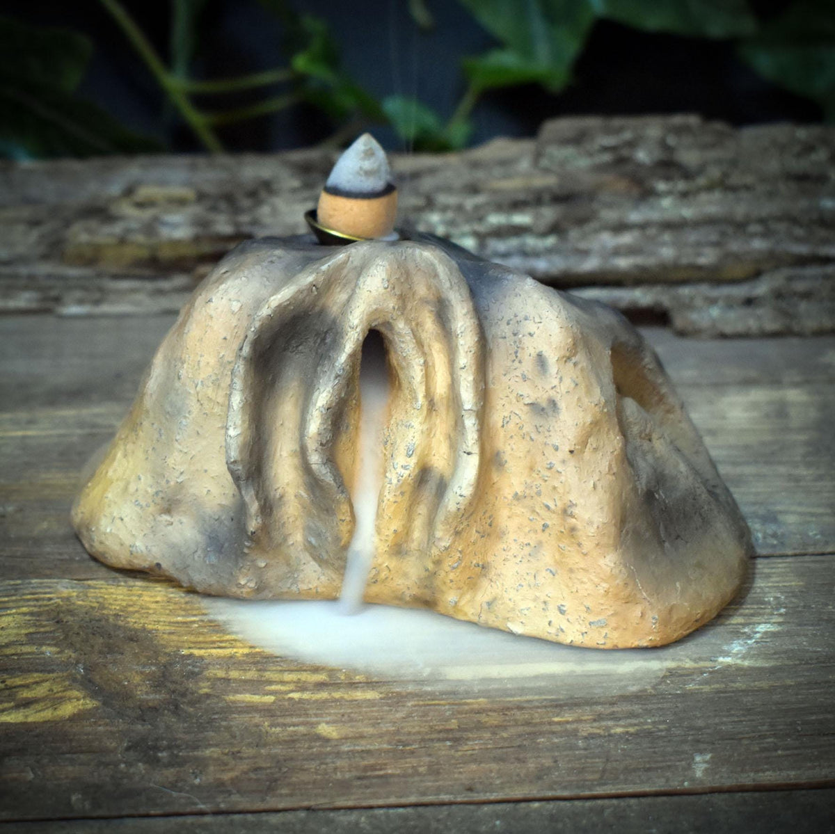 Yoni Rückfluss Räucherhalter aus Ton, Wasserfall Räucherkegelhalter mit Ammonit, Archaische Göttinnen Kunst, Ritualbedarf