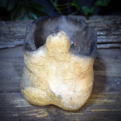 Göttinnen Opferschale aus Ton, Archaische Gabenschale, Ritueller Räucherhalter, Handgeformte Altar Schale, Urmutter Kunst GEF018