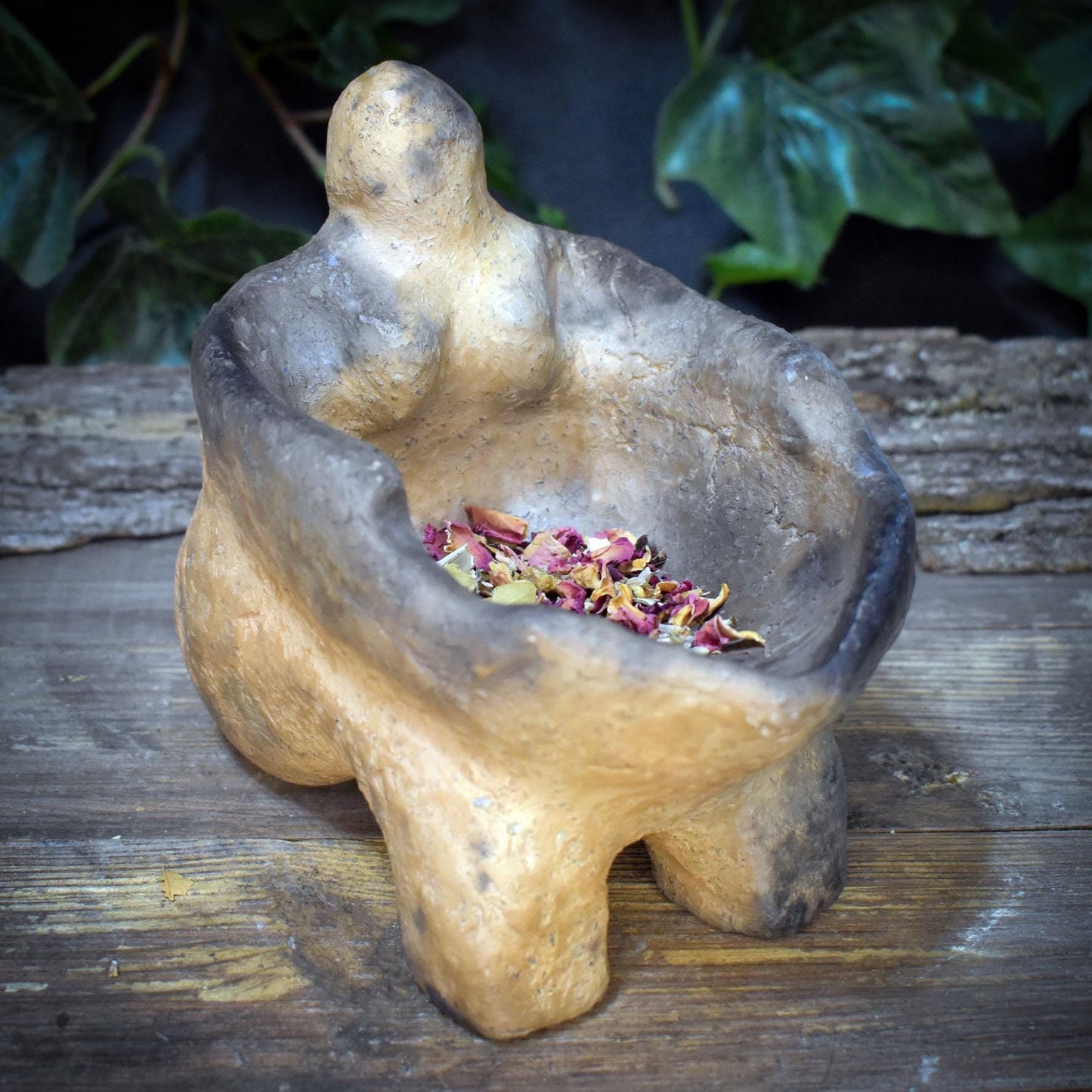 Göttinnen Opferschale aus Ton, Archaische Gabenschale, Ritueller Räucherhalter, Handgeformte Altar Schale, Urmutter Kunst GEF018