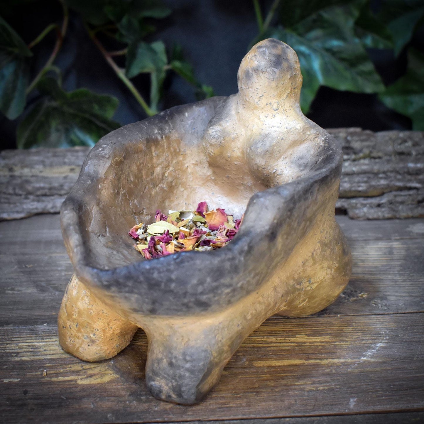 Göttinnen Opferschale aus Ton, Archaische Gabenschale, Ritueller Räucherhalter, Handgeformte Altar Schale, Urmutter Kunst GEF018