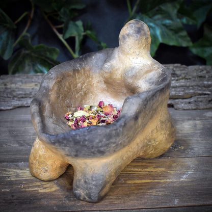 Göttinnen Opferschale aus Ton, Archaische Gabenschale, Ritueller Räucherhalter, Handgeformte Altar Schale, Urmutter Kunst GEF018