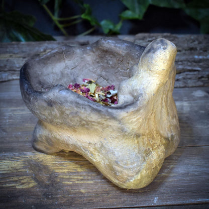 Göttinnen Opferschale aus Ton, Archaische Gabenschale, Ritueller Räucherhalter, Handgeformte Altar Schale, Urmutter Kunst GEF018