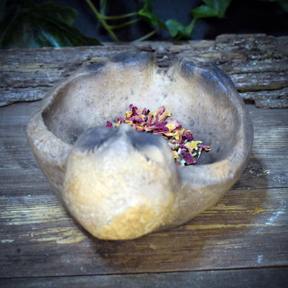 Lebensbaum Opferschale aus Ton, Archaische Gabenschale mit Ahninnenfigur, Ritueller Räucherhalter, Handgeformte Altar Tonschale GEF019