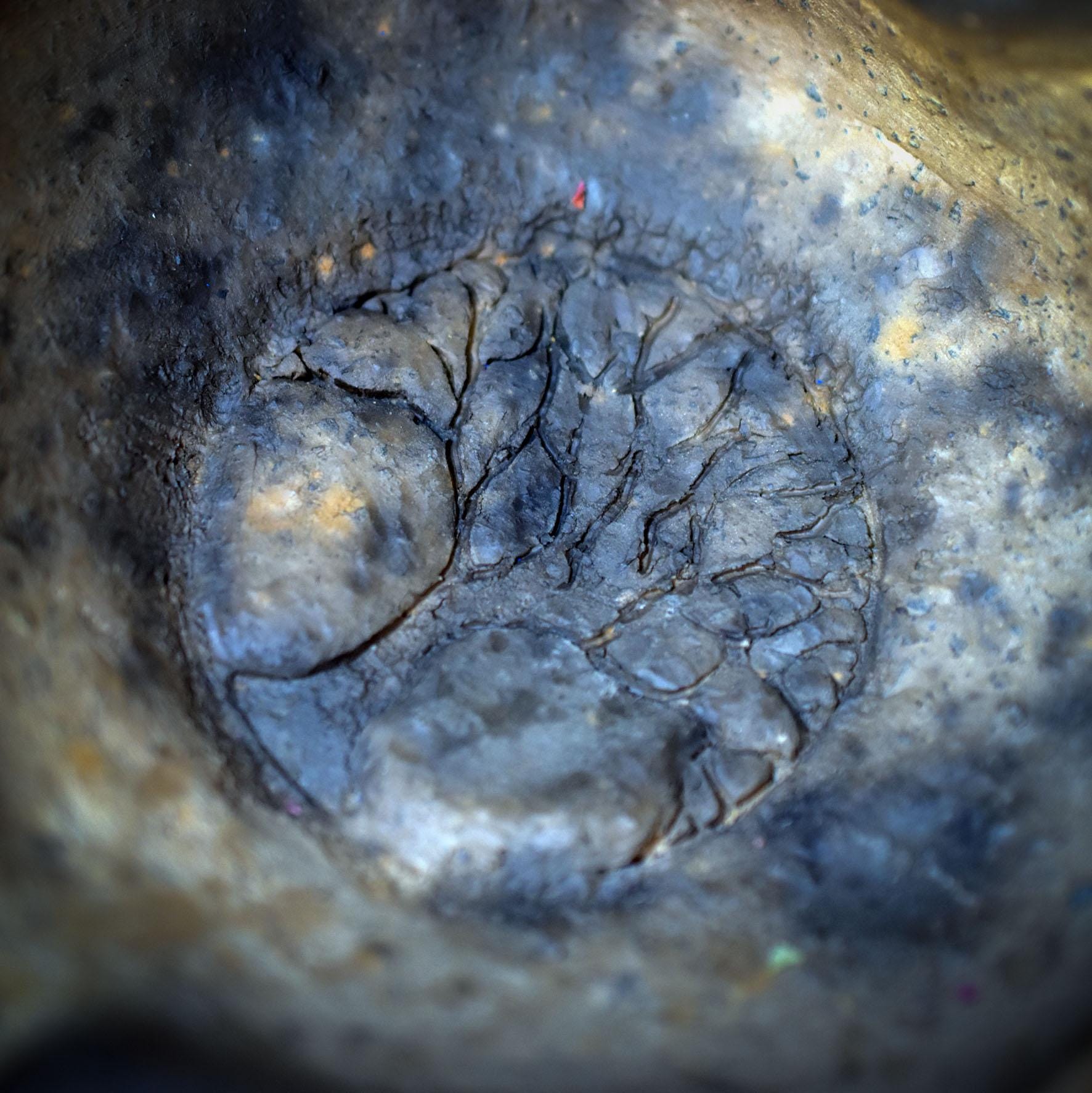 Lebensbaum Opferschale aus Ton, Archaische Gabenschale mit Ahninnenfigur, Ritueller Räucherhalter, Handgeformte Altar Tonschale GEF019